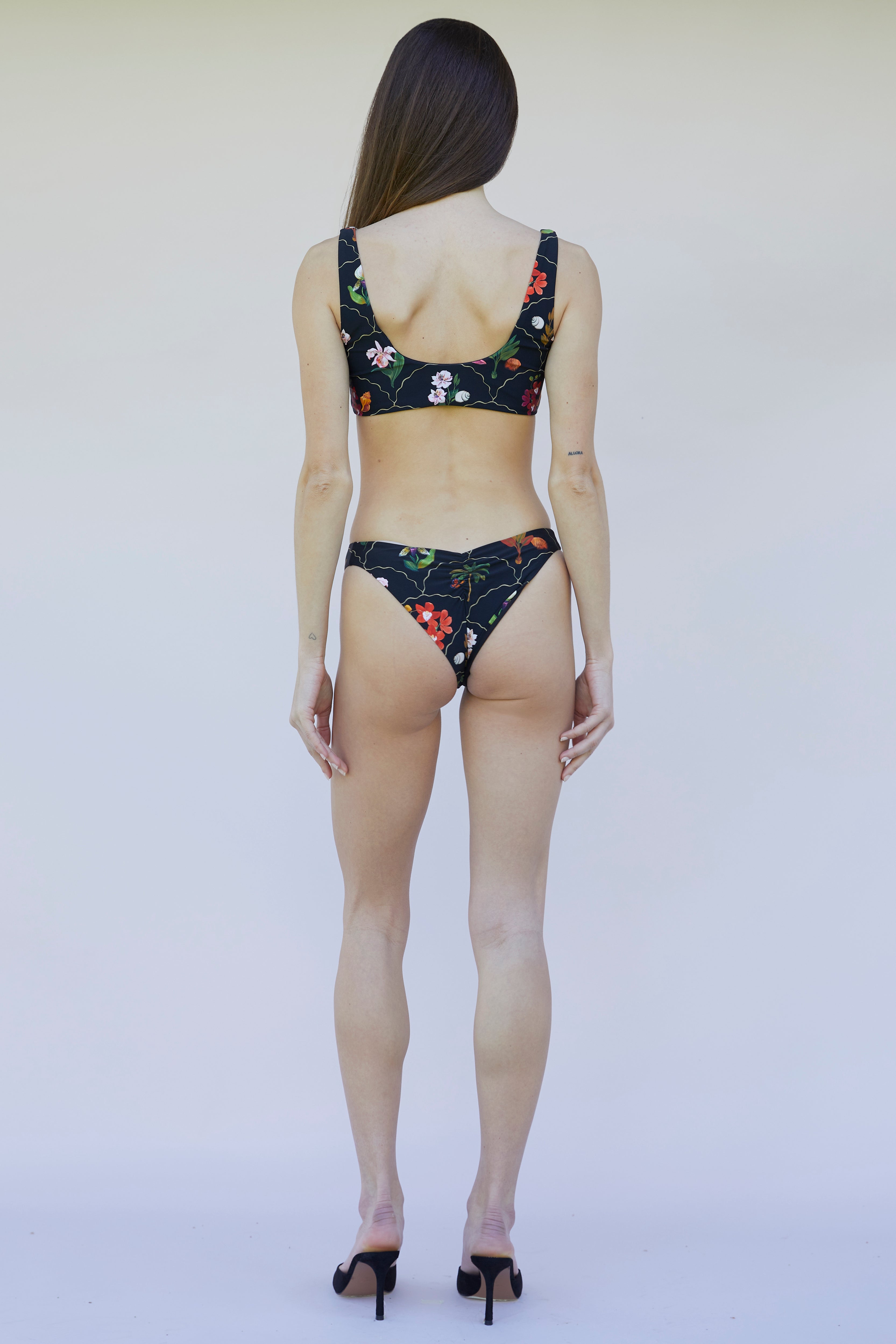 #colore_ Dark Botanica